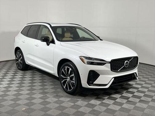 2023 Volvo XC60 B5 Ultimate Dark Theme