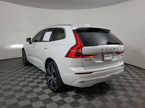 Crystal White Metallic 2023 Volvo XC60 B5 Plus Bright Theme