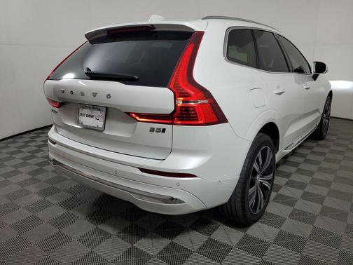 Crystal White Metallic 2023 Volvo XC60 B5 Plus Bright Theme