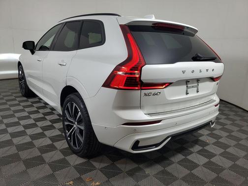 Crystal White Metallic 2023 Volvo XC60 B5 Plus Dark Theme