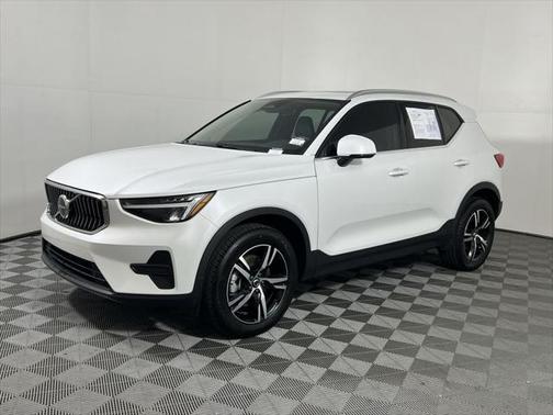 2025 Volvo XC40 B5 Core Bright Theme