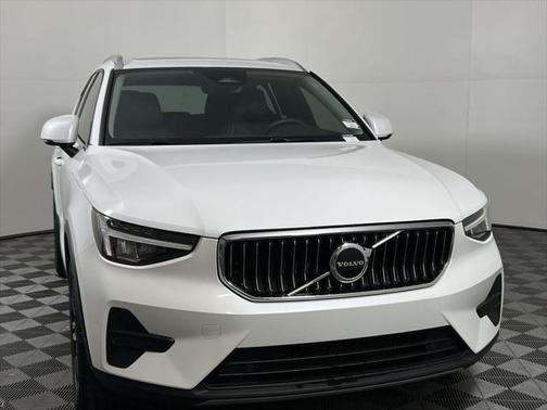 2025 Volvo XC40 B5 Core Bright Theme