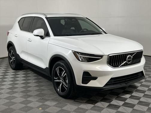 2025 Volvo XC40 B5 Core Bright Theme