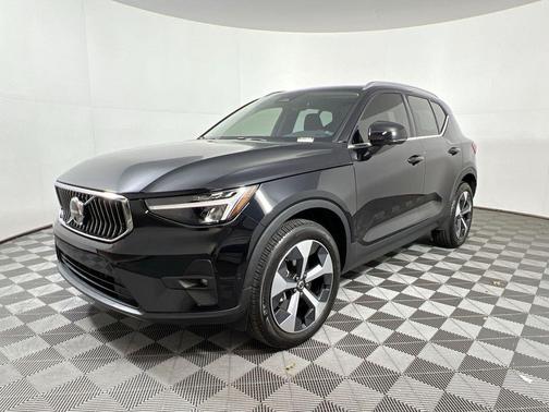 2023 Volvo XC40 B5 Plus Bright Theme