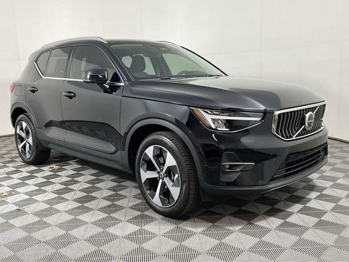2023 Volvo XC40 B5 Plus Bright Theme