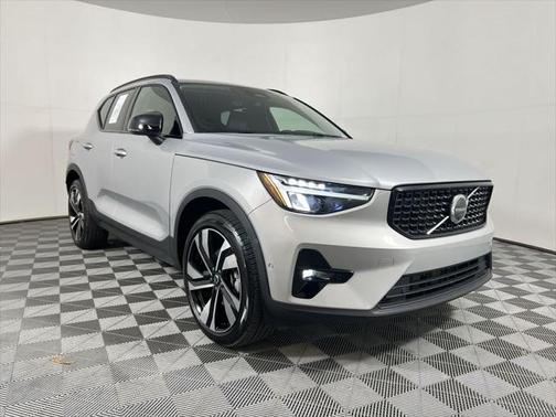 2025 Volvo XC40 B5 Plus Dark Theme