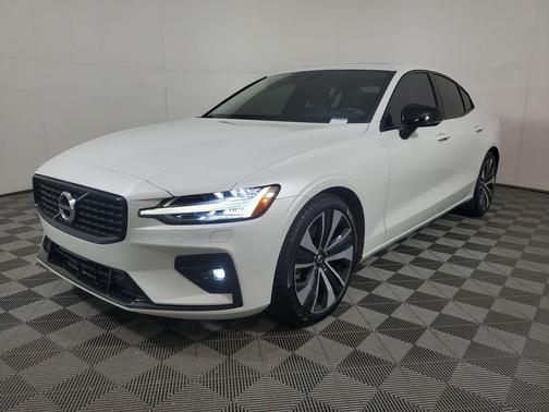 Crystal White Metallic 2022 Volvo S60 T5 Momentum