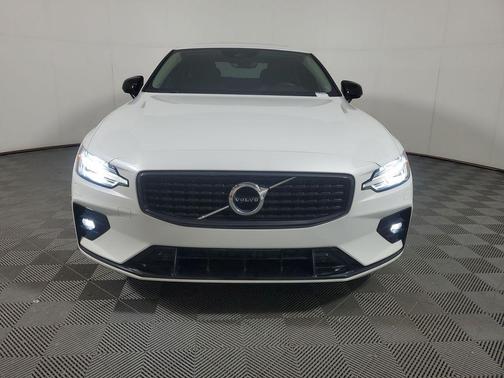 Crystal White Metallic 2022 Volvo S60 T5 Momentum