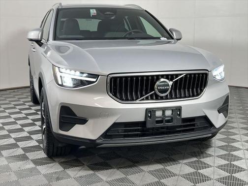 2025 Volvo XC40 B5 Core Bright Theme