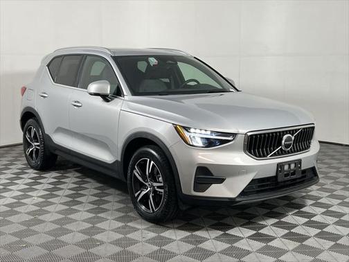 2025 Volvo XC40 B5 Core Bright Theme
