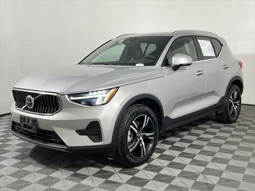 2025 Volvo XC40 B5 Core Bright Theme