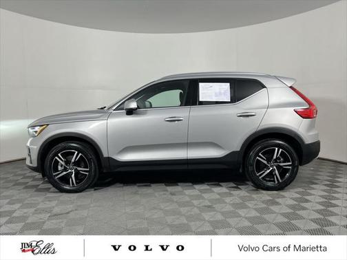 2025 Volvo XC40 B5 Core Bright Theme