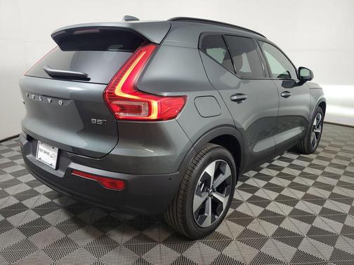 Forest Lake 2026 Volvo XC40 Plus, B5 AWD Gas (mild hybrid), Dark