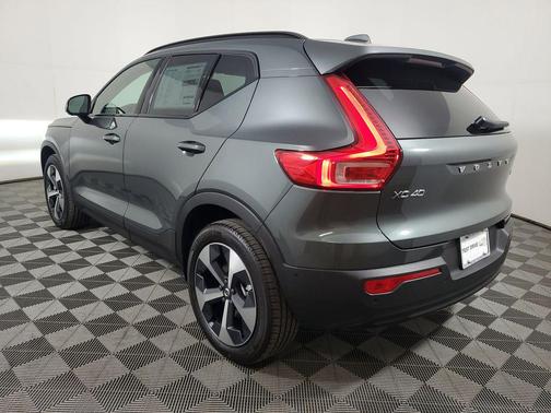 Forest Lake 2026 Volvo XC40 Plus, B5 AWD Gas (mild hybrid), Dark