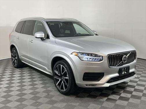 2022 Volvo XC90 T6 Momentum