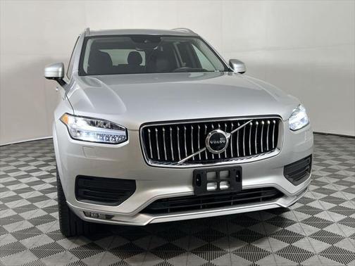 2022 Volvo XC90 T6 Momentum