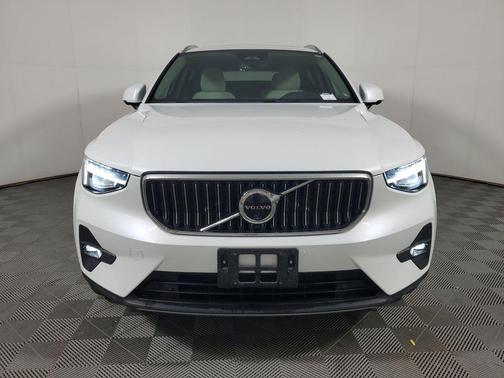 Crystal White Metallic 2024 Volvo XC40 B5 Plus Bright Theme