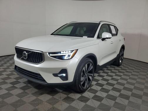 2023 Volvo XC40 B4 Plus Bright Theme