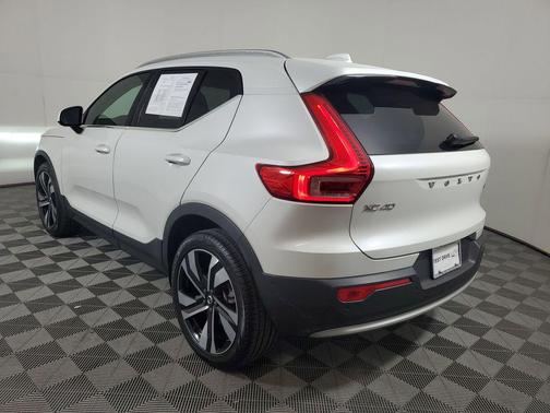 2023 Volvo XC40 B4 Plus Bright Theme