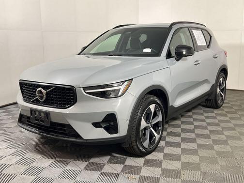 2025 Volvo XC40 B5 Plus Dark Theme