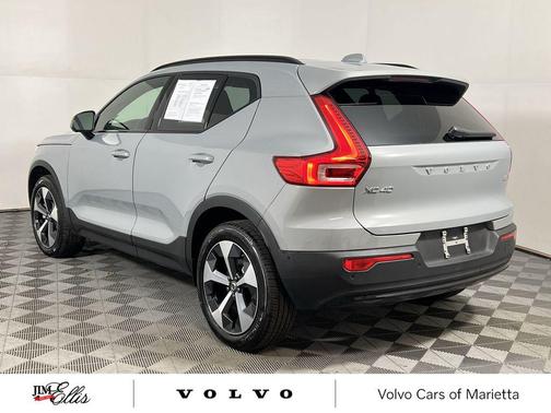 2025 Volvo XC40 B5 Plus Dark Theme