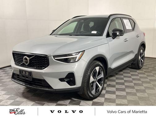2025 Volvo XC40 B5 Plus Dark Theme