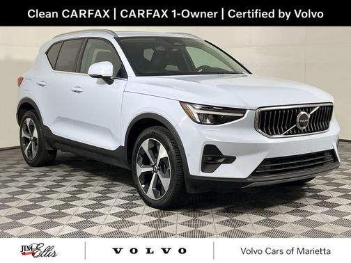 2025 Volvo XC40 B5 Plus Bright Theme