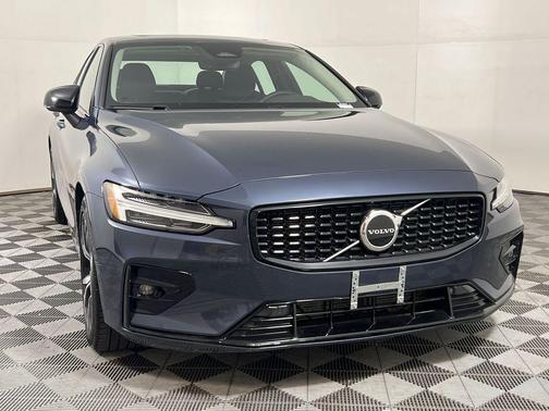2024 Volvo S60 B5 Core Dark Theme