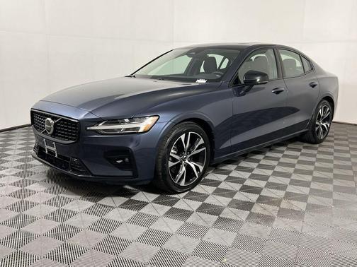 2024 Volvo S60 B5 Core Dark Theme