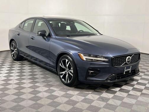 2024 Volvo S60 B5 Core Dark Theme