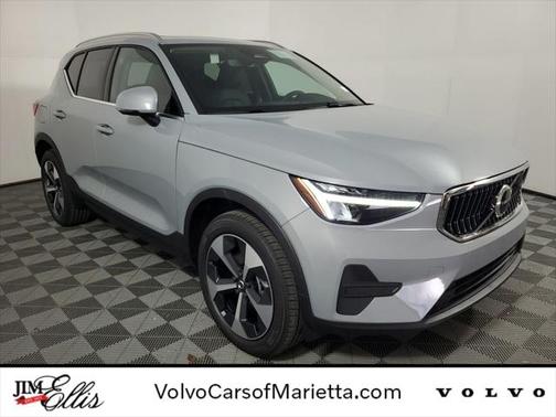 2025 Volvo XC40 B5 Core Bright Theme