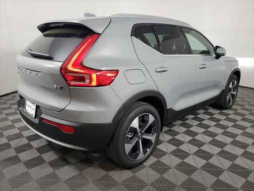 2025 Volvo XC40 B5 Core Bright Theme