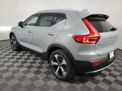 2025 Volvo XC40 B5 Core Bright Theme