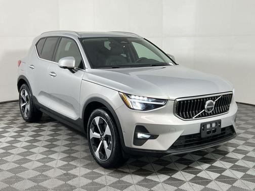 2025 Volvo XC40 B5 Plus Bright Theme