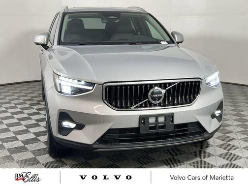 2025 Volvo XC40 B5 Plus Bright Theme