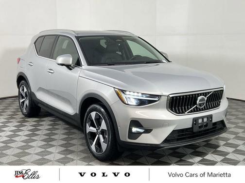 2025 Volvo XC40 B5 Plus Bright Theme