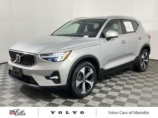 2025 Volvo XC40 B5 Plus Bright Theme