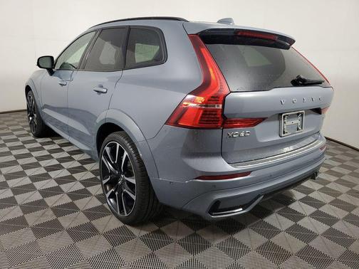 2024 Volvo XC60 B5 Ultimate Dark Theme