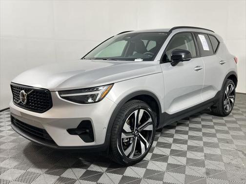 2025 Volvo XC40 B5 Plus Dark Theme