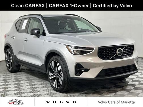 2025 Volvo XC40 B5 Plus Dark Theme