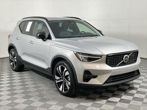 2025 Volvo XC40 B5 Plus Dark Theme