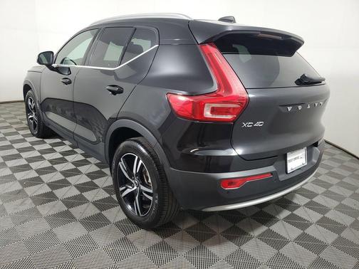 2025 Volvo XC40 B5 Core Bright Theme
