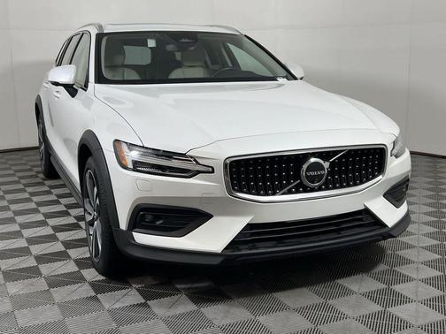 2025 Volvo V60 Cross Country Plus, B5 AWD Gas (mild hybrid)