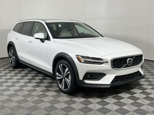 2025 Volvo V60 Cross Country Plus, B5 AWD Gas (mild hybrid)