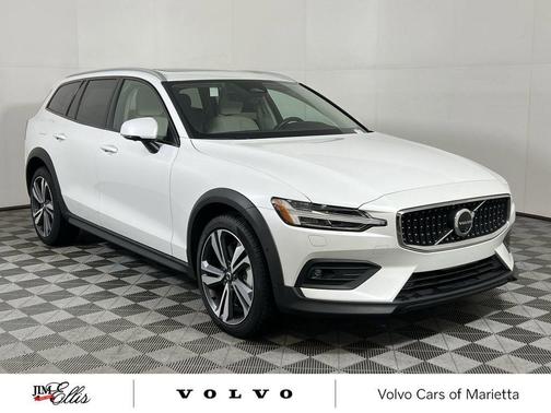 2025 Volvo V60 Cross Country Plus, B5 AWD Gas (mild hybrid)