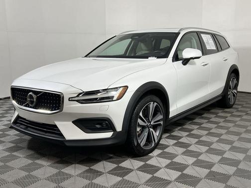 2025 Volvo V60 Cross Country Plus, B5 AWD Gas (mild hybrid)