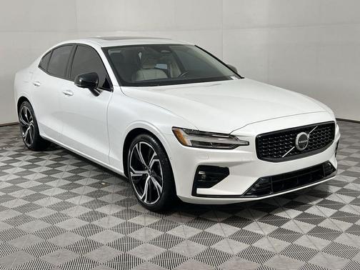 2024 Volvo S60 B5 Plus Dark Theme