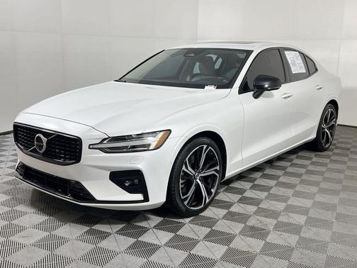 2024 Volvo S60 B5 Plus Dark Theme