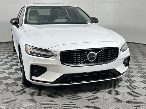 2024 Volvo S60 B5 Plus Dark Theme
