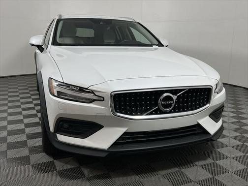 2022 Volvo V60 Cross Country T5